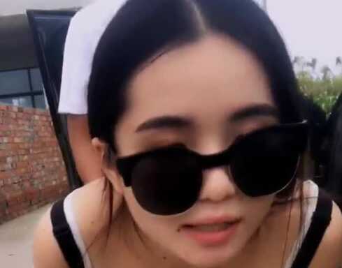 巨乳美女主播为了挑战刺激和男友开车到乡下别人农家小院旁边偷偷啪啪海报剧照