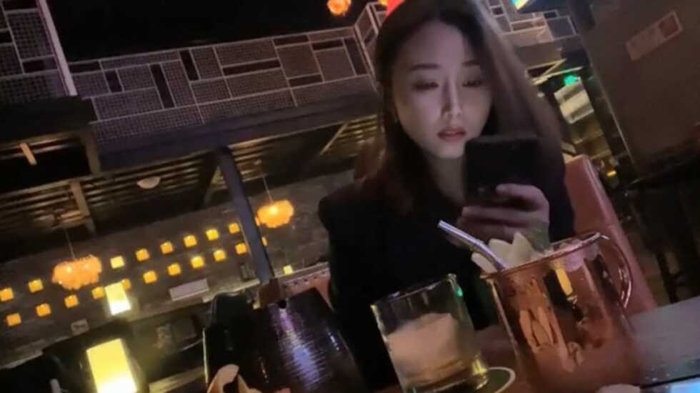 帅哥酒吧钓了个颜值超高的美女、带回酒店灌酒让她喝多趁机上了她-avr