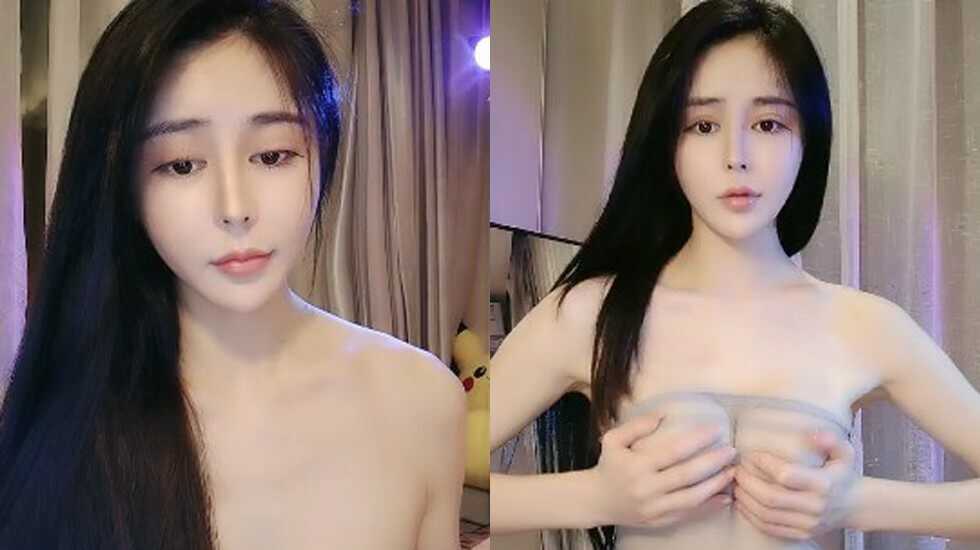 Extremely Beautiful Woman Stretches Her Breasts Exhibiting, Live Broadcasting