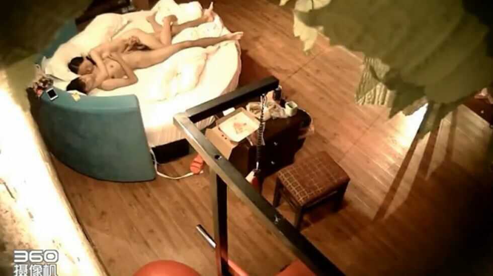 Long-legged beauty and boyfriend opened the room, in a round bed with beautiful legs, can't stand to do it twice